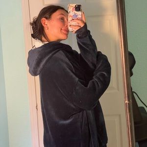 Huggle Huggie Sweatshirt / Blanket. Navy blue.